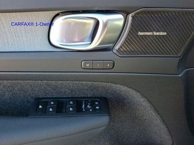 2024 Volvo XC40 B5 AWD Plus Dark Theme