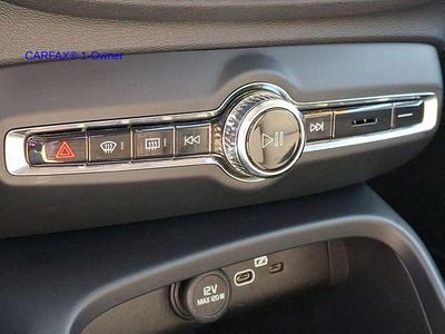 2024 Volvo XC40 B5 AWD Plus Dark Theme