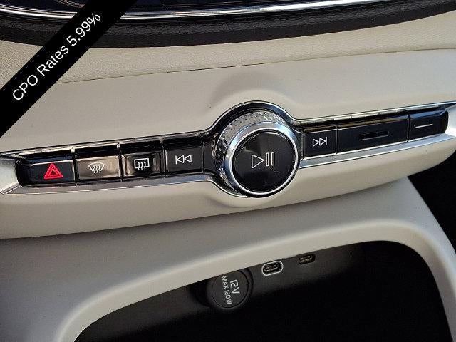 2024 Volvo XC40 B5 AWD Plus Dark Theme