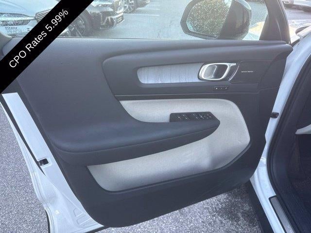 2024 Volvo XC40 B5 AWD Plus Dark Theme