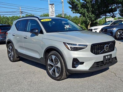 2024 Volvo XC40 B5 AWD Plus Dark Theme