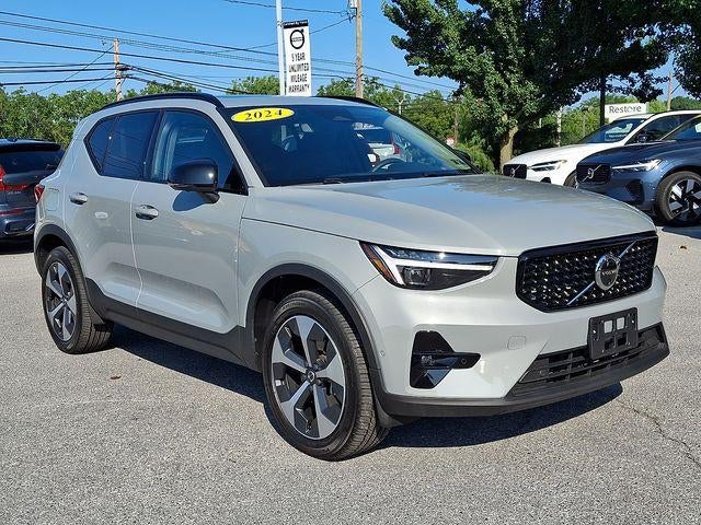 2024 Volvo XC40 B5 AWD Plus Dark Theme