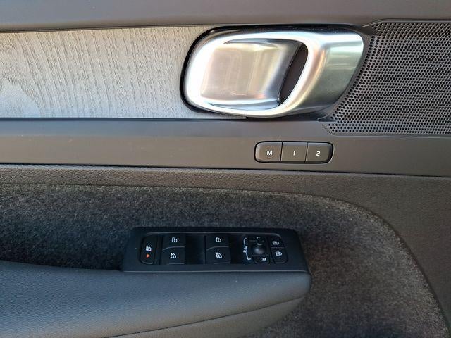 2024 Volvo XC40 B5 AWD Plus Dark Theme