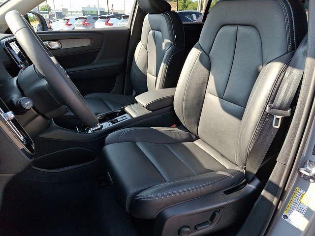 2024 Volvo XC40 B5 AWD Plus Dark Theme
