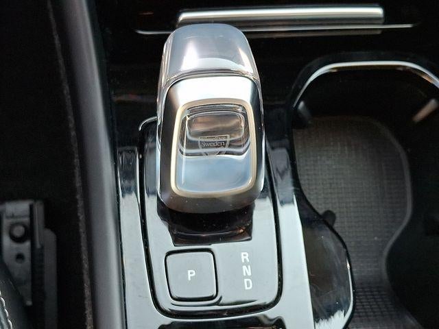 2024 Volvo XC40 B5 AWD Plus Dark Theme