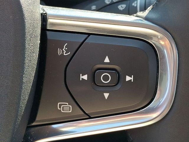 2024 Volvo XC40 B5 AWD Plus Dark Theme