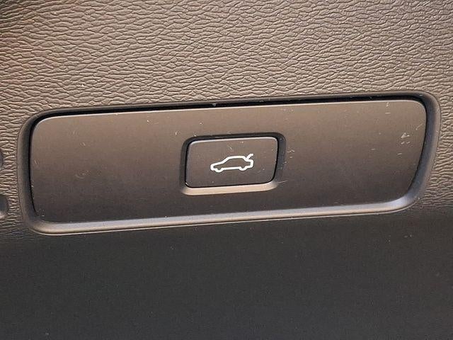2024 Volvo XC40 B5 AWD Plus Dark Theme