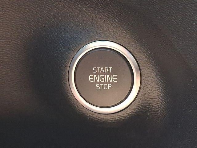 2024 Volvo XC40 B5 AWD Plus Dark Theme