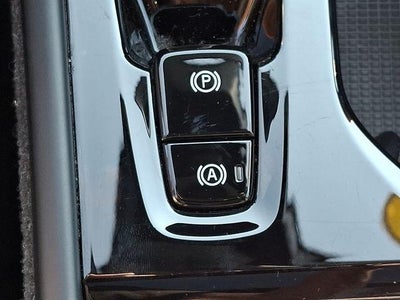 2024 Volvo XC40 B5 AWD Plus Dark Theme