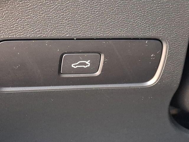 2024 Volvo XC40 B5 AWD Plus Dark Theme