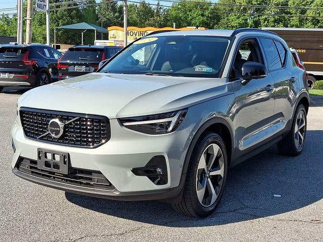 2024 Volvo XC40 B5 AWD Plus Dark Theme