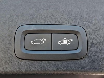 2024 Volvo XC40 B5 AWD Plus Dark Theme
