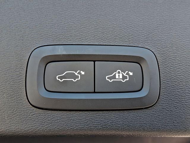 2024 Volvo XC40 B5 AWD Plus Dark Theme