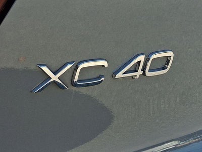 2024 Volvo XC40 B5 AWD Plus Dark Theme