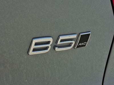 2024 Volvo XC40 B5 AWD Plus Dark Theme