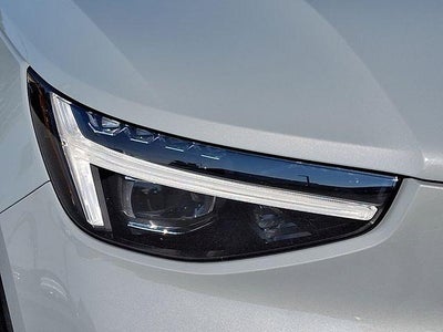 2024 Volvo XC40 B5 AWD Plus Dark Theme