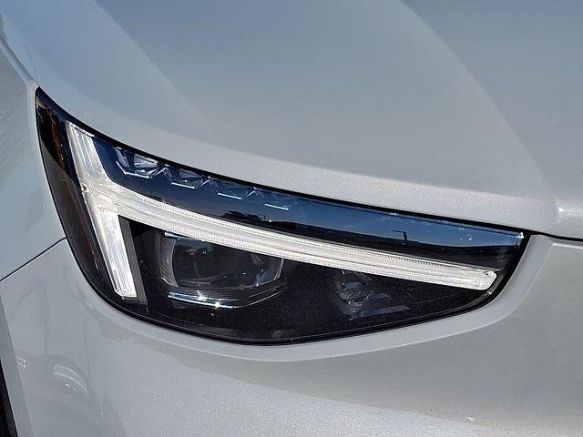 2024 Volvo XC40 B5 AWD Plus Dark Theme