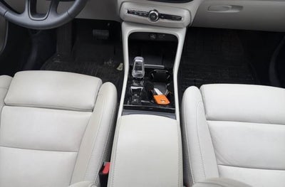 2024 Volvo XC40 B5 AWD Plus Dark Theme