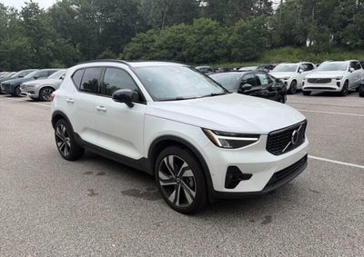 2024 Volvo XC40 B5 AWD Plus Dark Theme