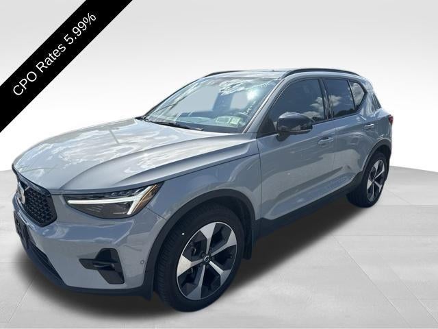 2024 Volvo XC40 B5 AWD Plus Dark Theme