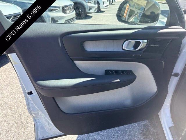 2024 Volvo XC40 B5 AWD Ultimate Dark Theme