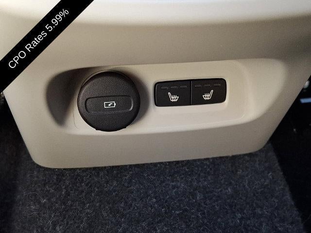 2025 Volvo XC40 B5 AWD Ultra Dark Theme
