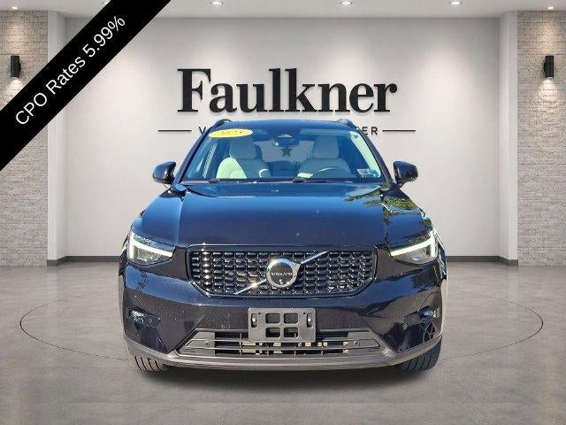 2025 Volvo XC40 B5 AWD Ultra Dark Theme