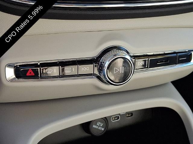 2025 Volvo XC40 B5 AWD Ultra Dark Theme