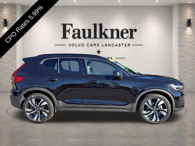 2025 Volvo XC40 B5 AWD Ultra Dark Theme