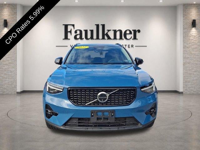 2025 Volvo XC40 B5 AWD Ultra Dark Theme