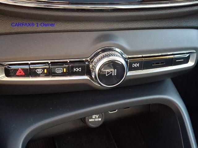 2023 Volvo XC40 B5 AWD Plus Dark Theme