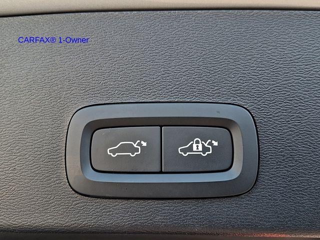 2023 Volvo XC40 B5 AWD Plus Dark Theme