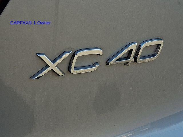 2023 Volvo XC40 B5 AWD Plus Dark Theme