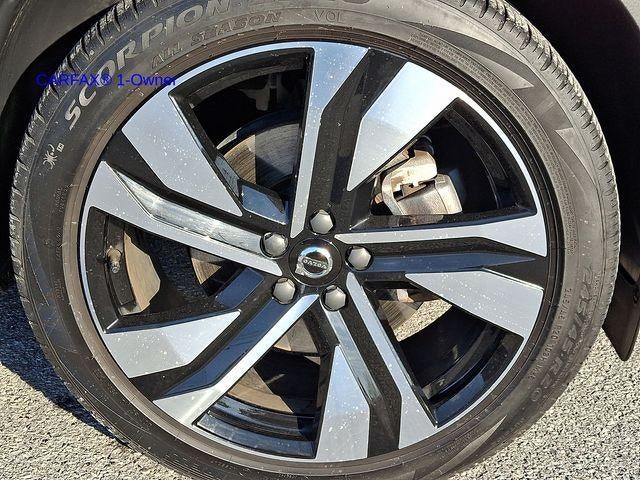 2023 Volvo XC40 B5 AWD Plus Dark Theme