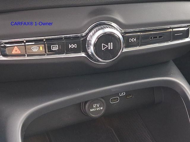 2023 Volvo XC40 B5 AWD Plus Dark Theme