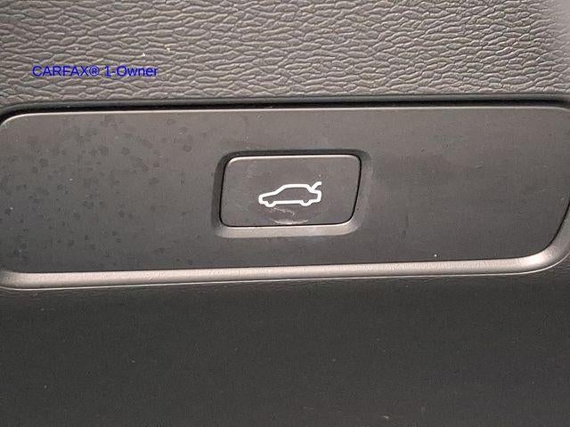 2023 Volvo XC40 B5 AWD Plus Dark Theme