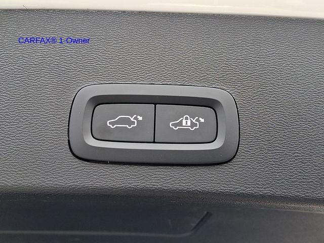 2023 Volvo XC40 B5 AWD Plus Dark Theme