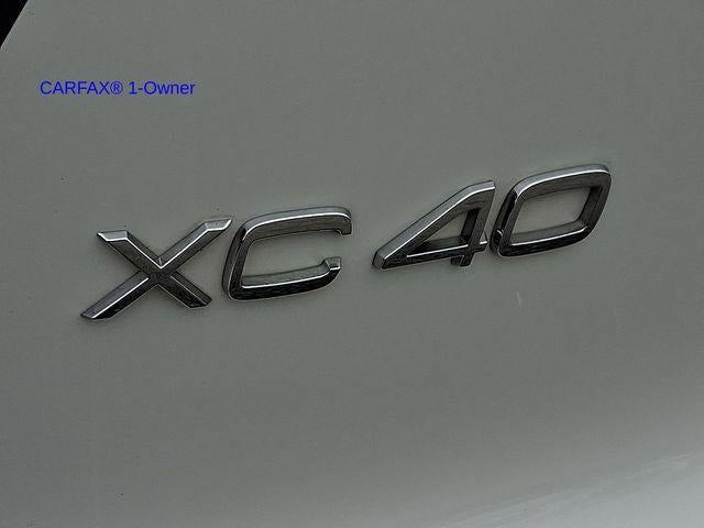 2023 Volvo XC40 B5 AWD Plus Dark Theme