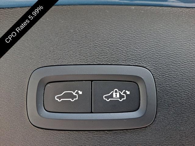 2023 Volvo XC40 B5 AWD Plus Dark Theme