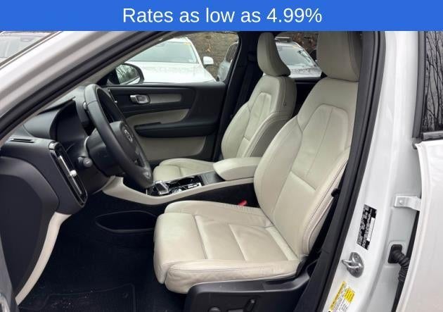 2023 Volvo XC40 B5 AWD Plus Dark Theme