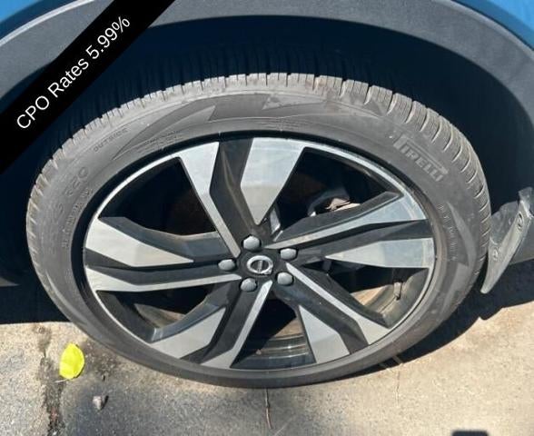2023 Volvo XC40 B5 AWD Plus Dark Theme