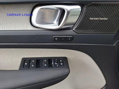 2023 Volvo XC40 B5 AWD Plus Dark Theme