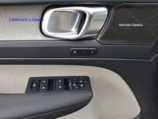 2023 Volvo XC40 B5 AWD Plus Dark Theme