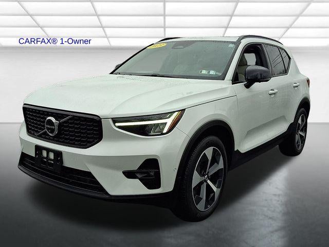 2023 Volvo XC40 B5 AWD Plus Dark Theme