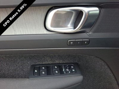 2023 Volvo XC40 B5 AWD Plus Dark Theme
