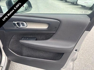 2023 Volvo XC40 B5 AWD Plus Dark Theme