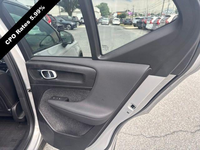 2023 Volvo XC40 B5 AWD Plus Dark Theme