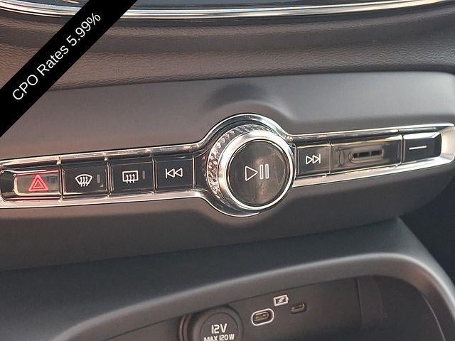 2023 Volvo XC40 B5 AWD Plus Dark Theme