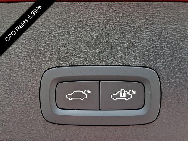 2023 Volvo XC40 B5 AWD Plus Dark Theme