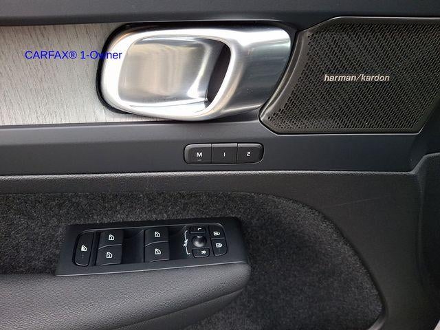 2023 Volvo XC40 B5 AWD Plus Dark Theme